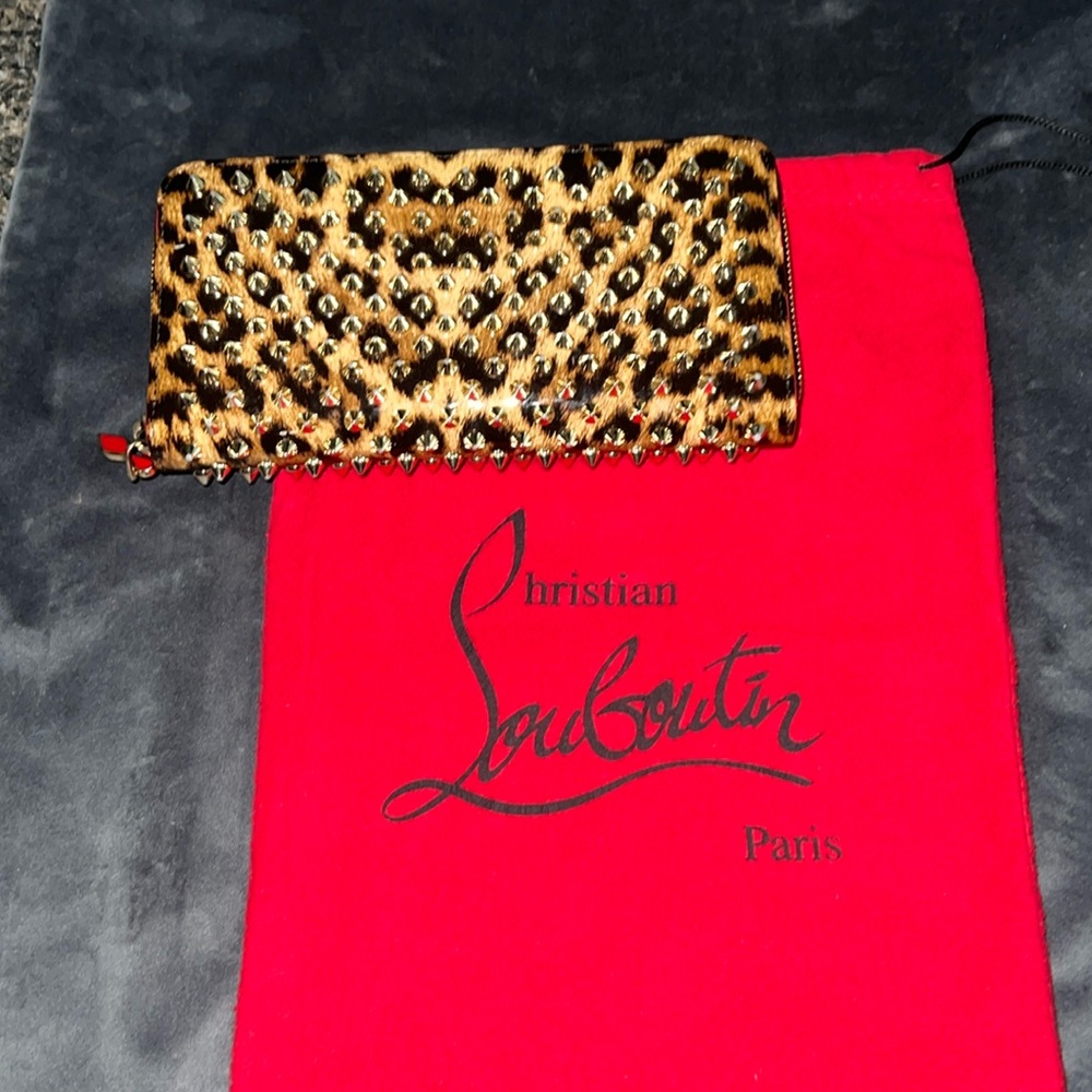 EXCELLENT CONDITION CHRISTIAN LOUBOUTIN SPIKED LEPORD WALLET (RARE)💗💗💗
